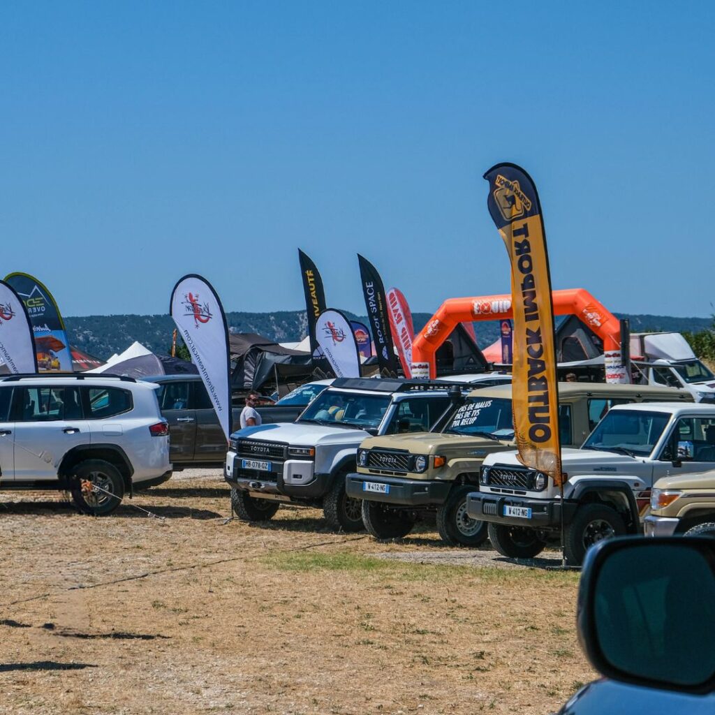 Exposition de véhicules tout terrain au Provence Overland Festival — l’événement outdoor dédié à l’aventure, au 4x4 et à l’overlanding dans le Sud de la France.