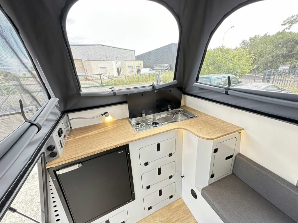 kitchinette sur une cellule 4x4 trip and fish