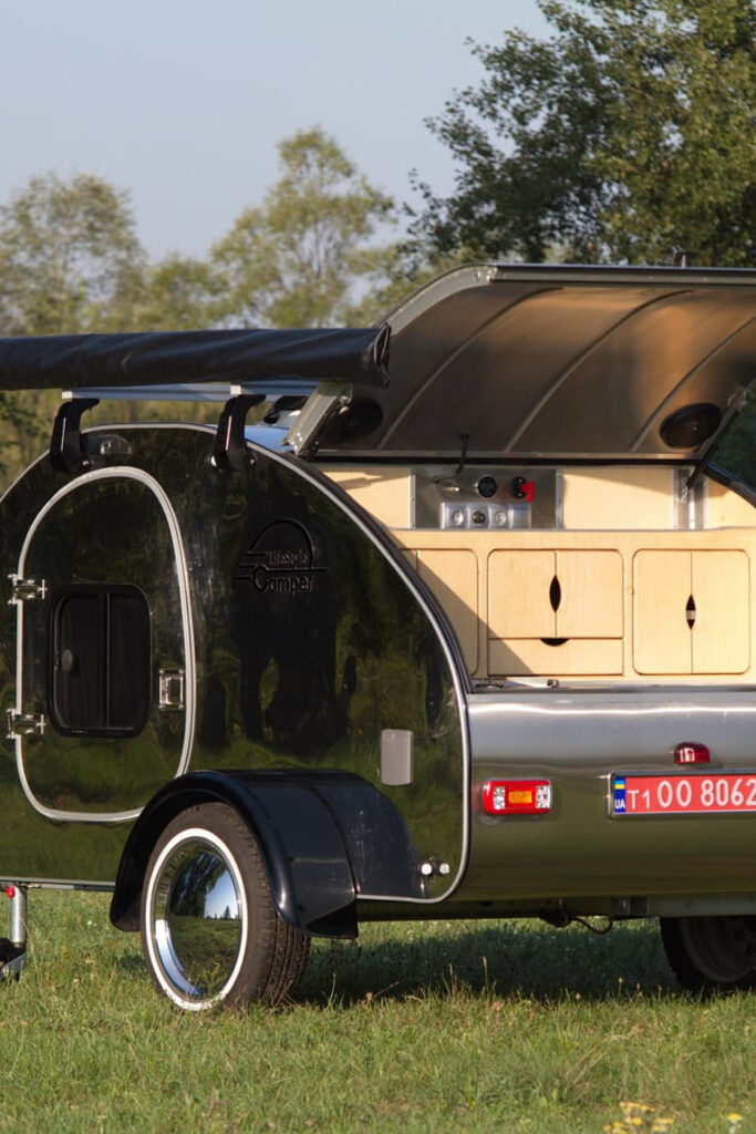 Caravane teardrop STEELDROP LifeStyleCamper avec cuisine extérieure ouverte, caravane compacte pour voyage outdoor et bivouac.