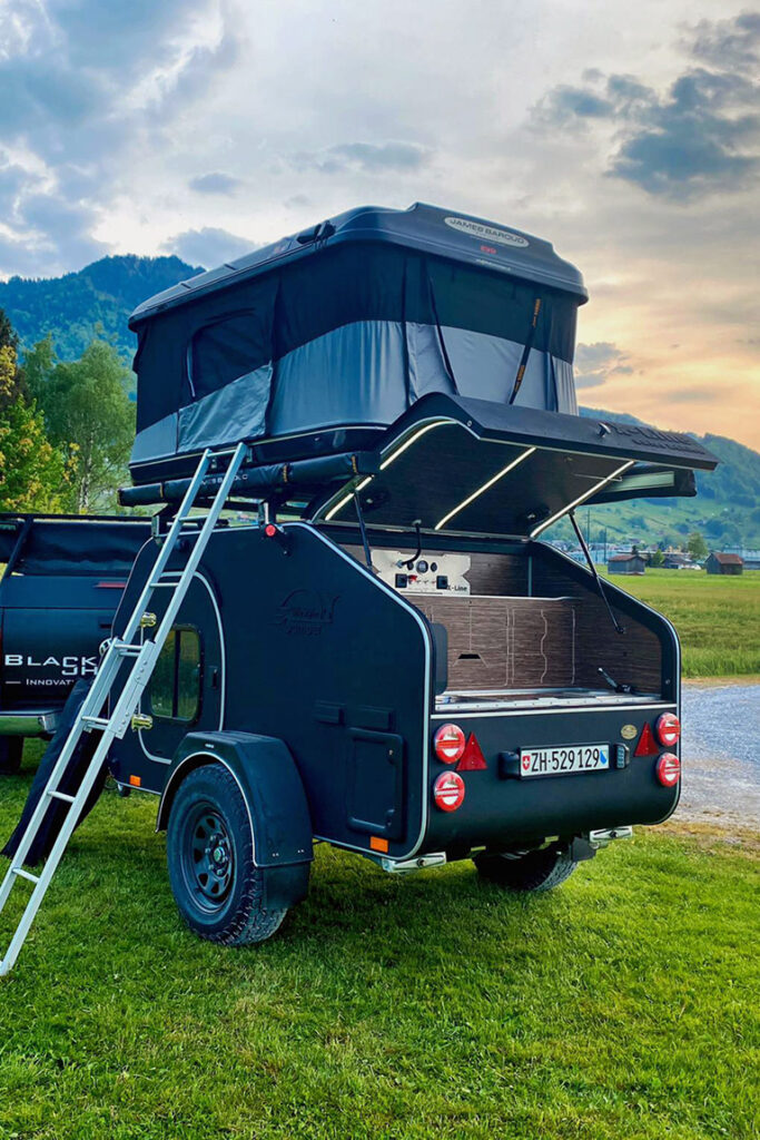 Caravane tout-terrain XLINE LifeStyleCamper avec tente de toit et équipement bivouac, teardrop offroad pour aventure et exploration.