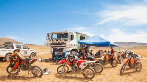 📸 Image 1 — Moto offroad et camion assistance dans le désert