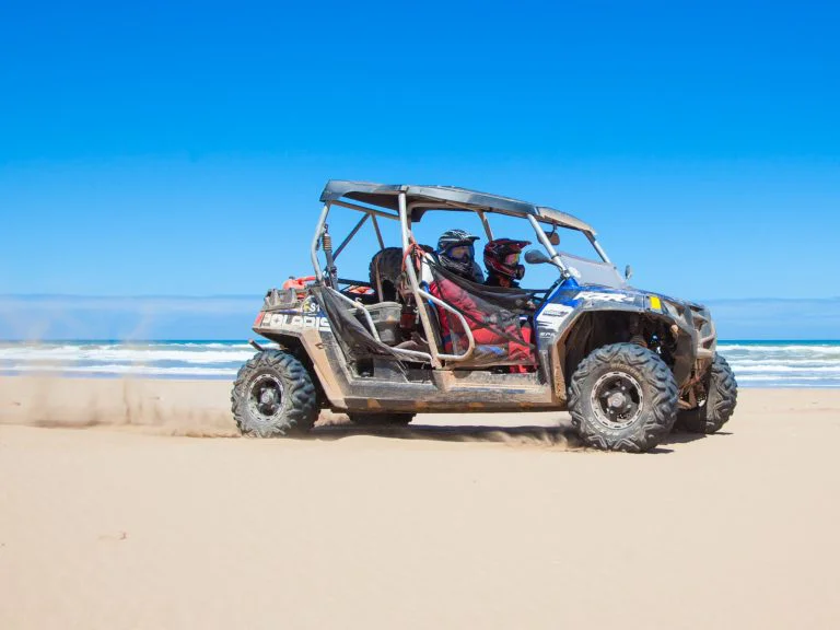 SSV Polaris roulant sur une plage pendant un raid aventure offroad