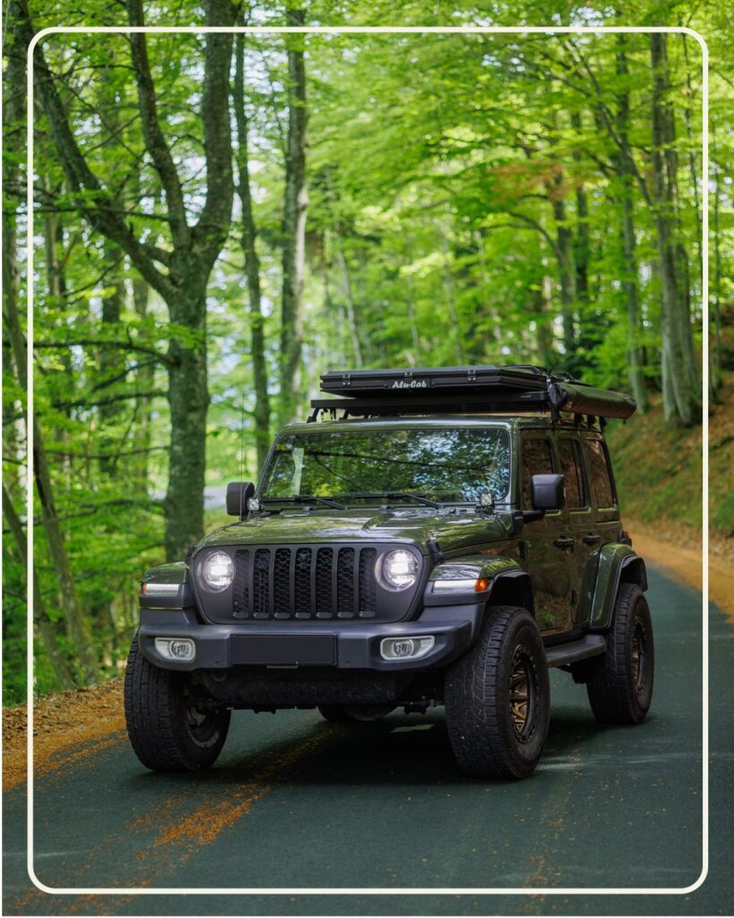 jeep 4x4 équipée Alu-Cab avec tente de toit en environnement forestier
