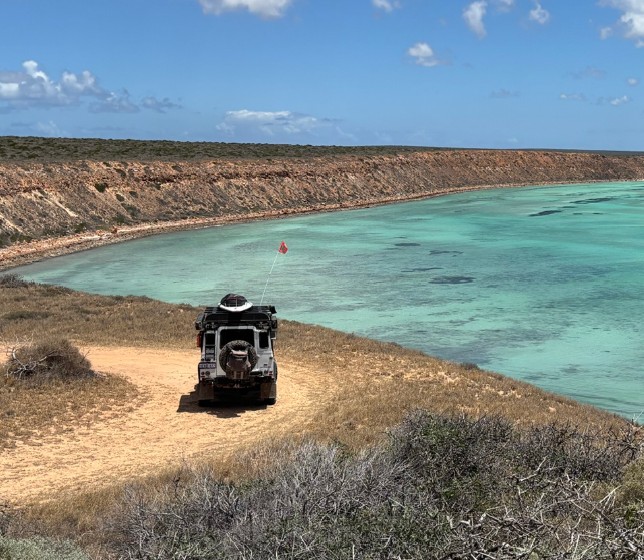véhicule 4x4 équipé Alu-Cab en bord de mer en voyage overland