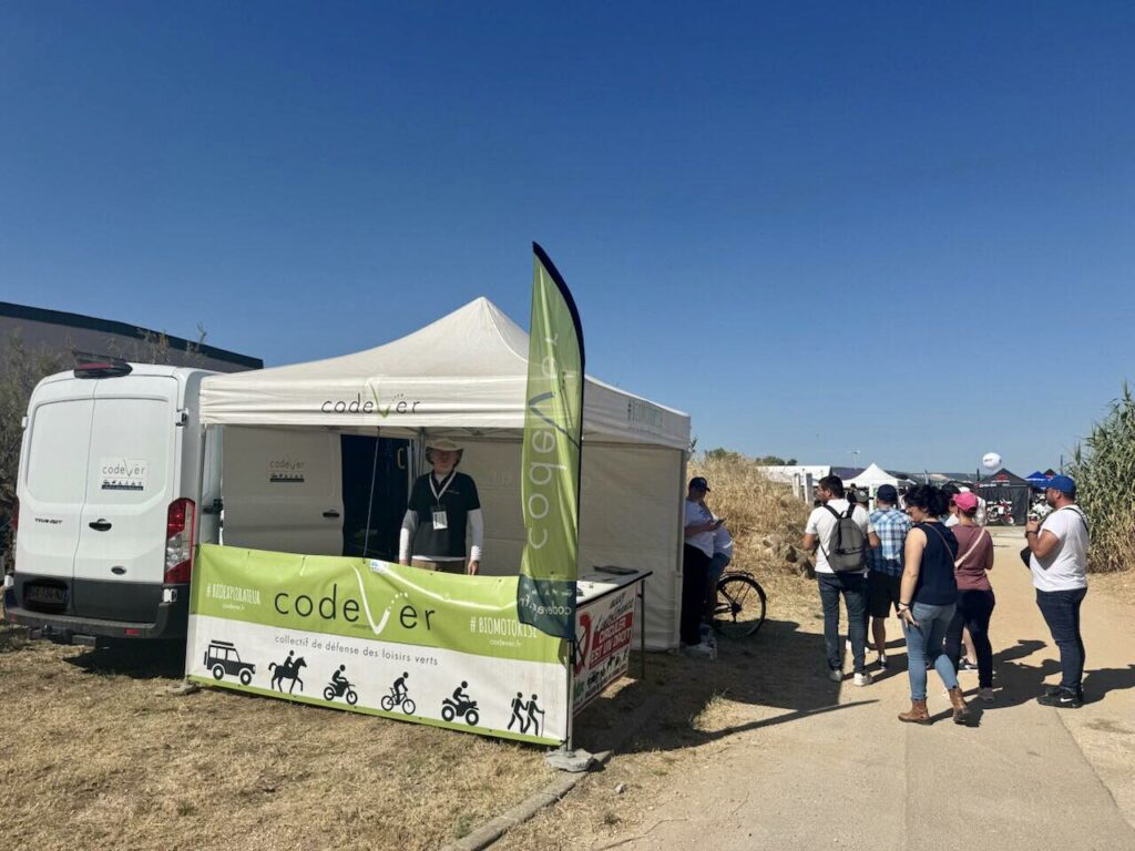Stand Codever sensibilisant les visiteurs à la défense des loisirs verts lors d’un salon outdoor.