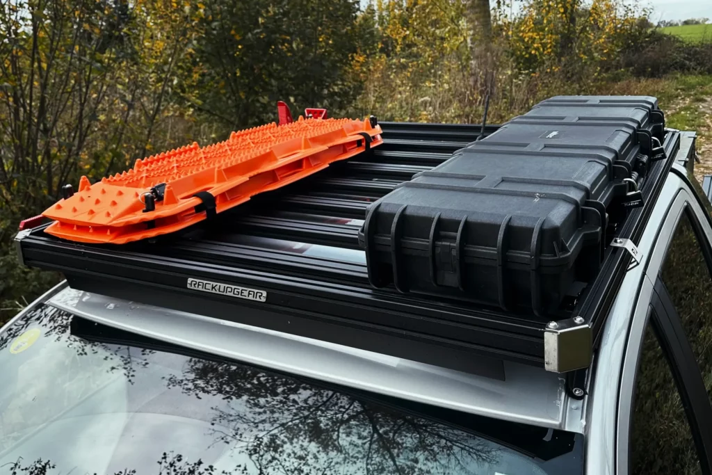 Galerie de toit Rackupgear sur véhicule 4x4 avec caisse de transport et plaques de désensablage