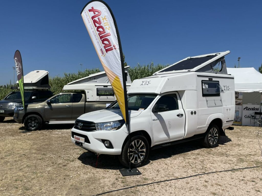 Toyota Hilux équipé d’une cellule Azalaï pour les voyages d’aventure et l’overlanding