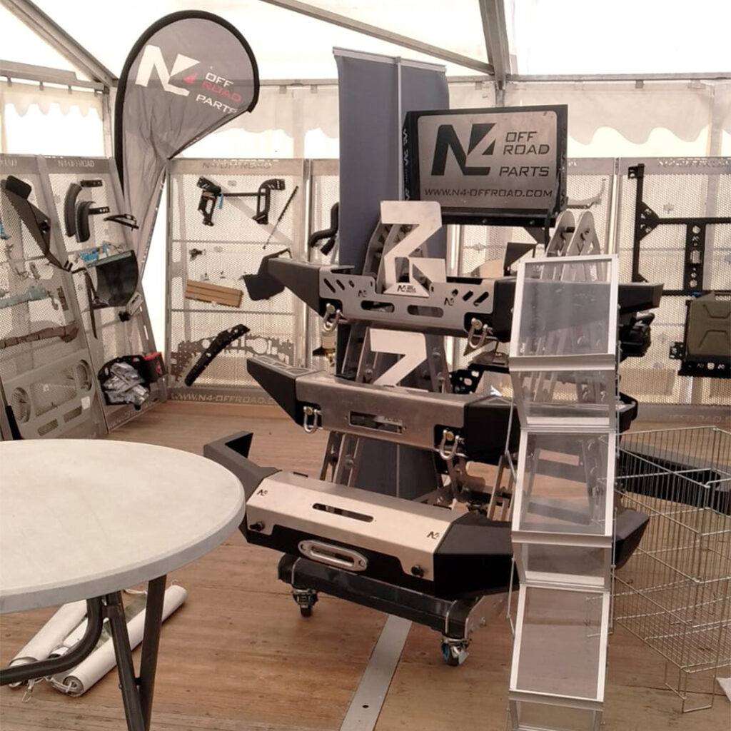 Stand N4 Offroad Parts présentant pare-chocs et accessoires 4x4 lors d’un salon offroad.