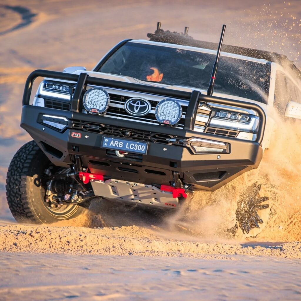 Pare-chocs renforcé ARB sur Toyota Land Cruiser en conduite dans le sable