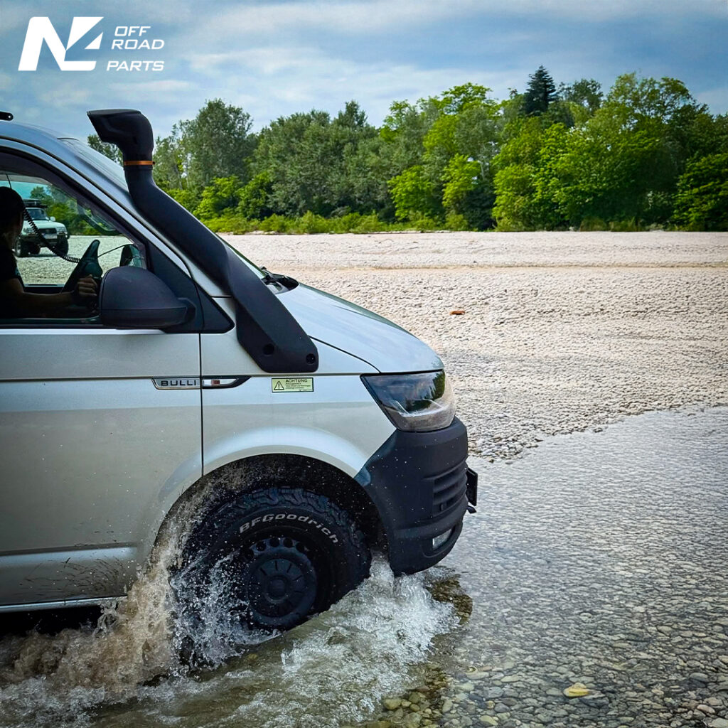 Volkswagen van équipé d’un snorkel N4 Offroad Parts traversant un gué en tout-terrain.