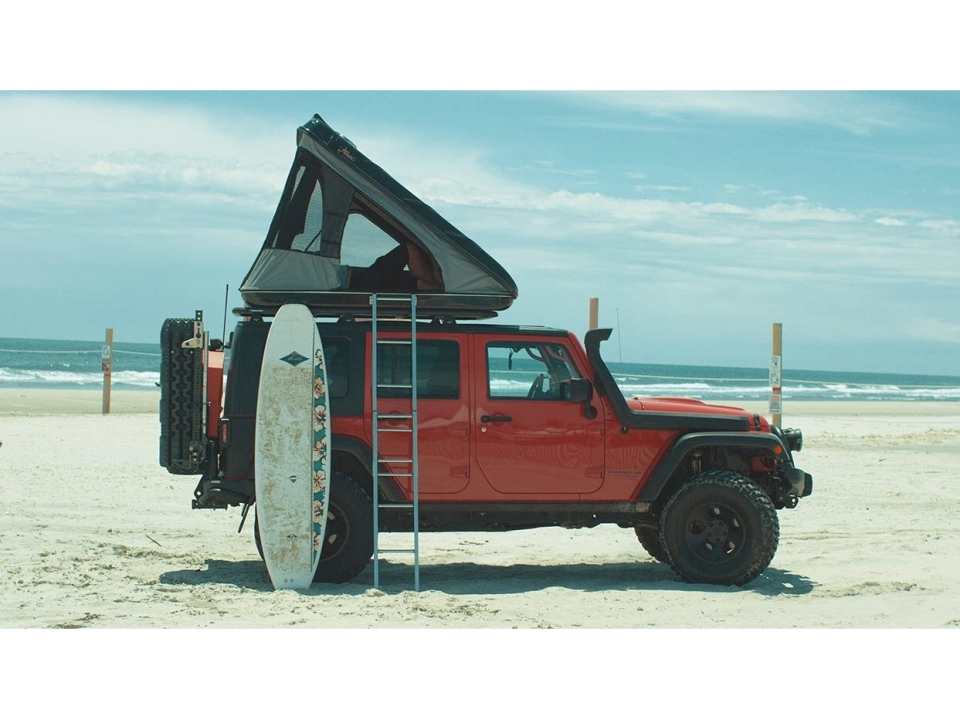 tente de toit James Baroud Discovery M EVO sur Jeep 4x4 bivouac plage overlanding aventure