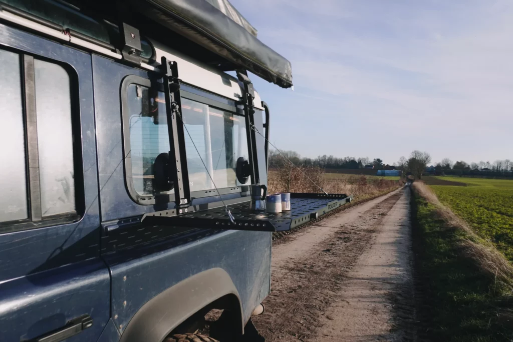 Table Overland Rackupgear installée sur Land Rover Defender pour bivouac et voyage off-road