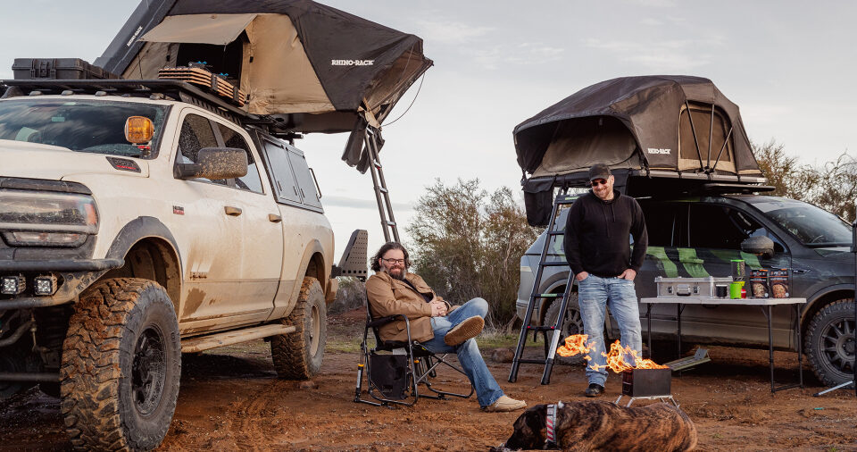 tente de toit rigide Rhino-Rack Hardshell installée sur 4x4 pour bivouac overlanding et camping off-road