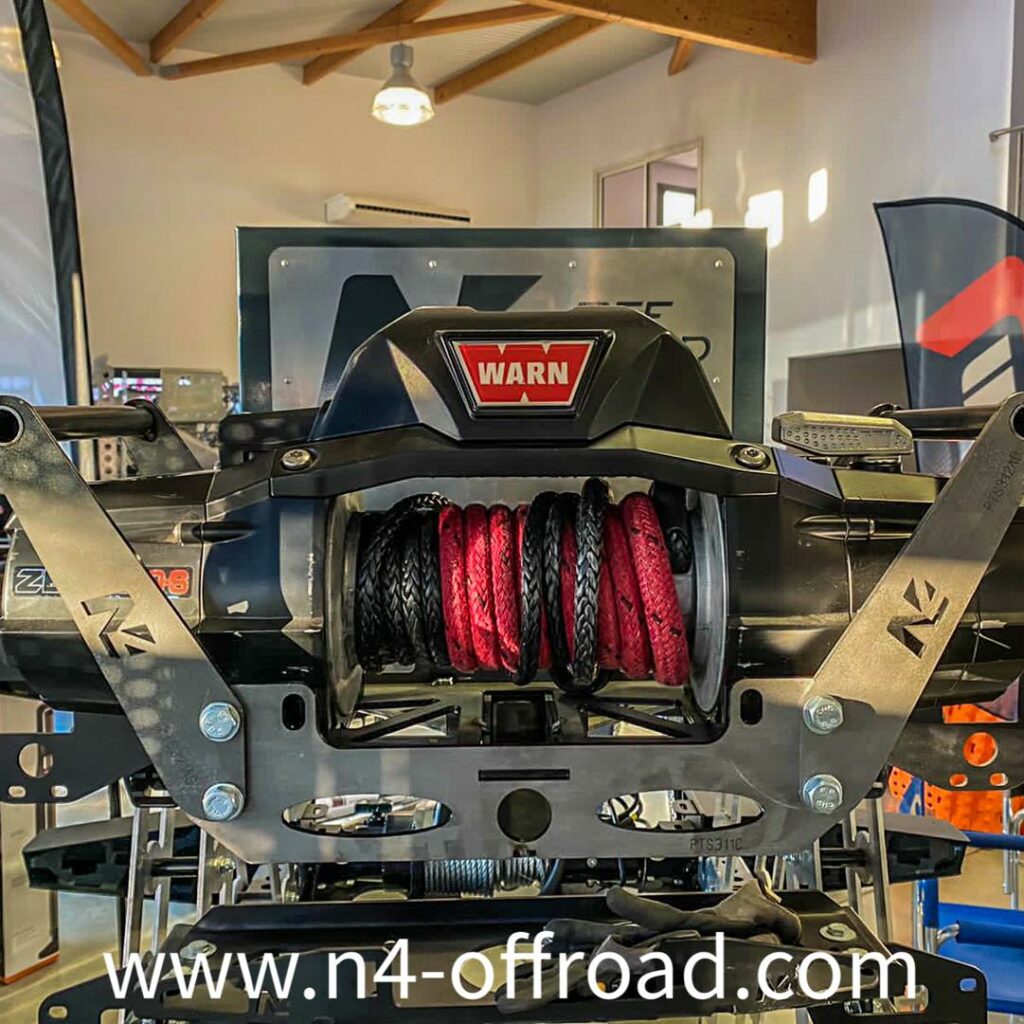 Treuil WARN monté sur un support N4 Offroad Parts pour récupération en tout-terrain.