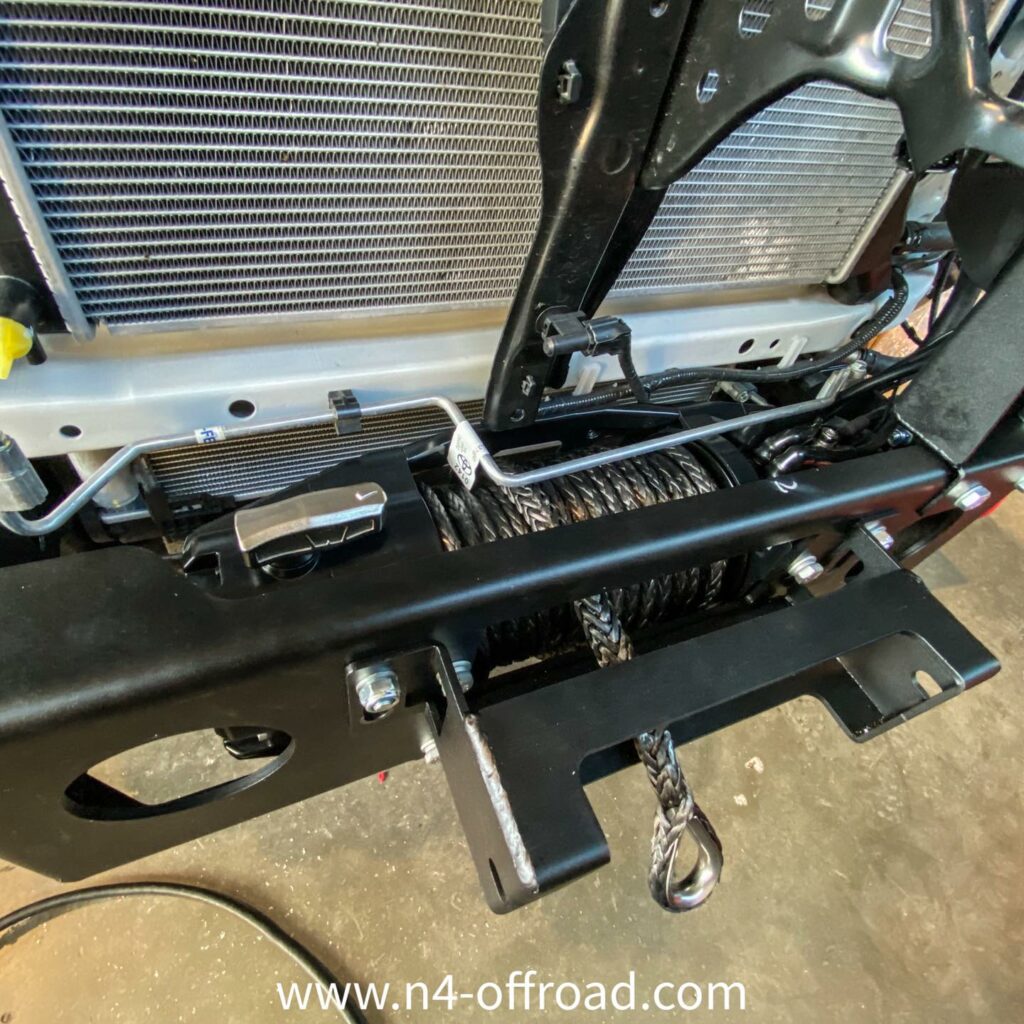 Treuil installé dans un pare-chocs renforcé N4 Offroad Parts.