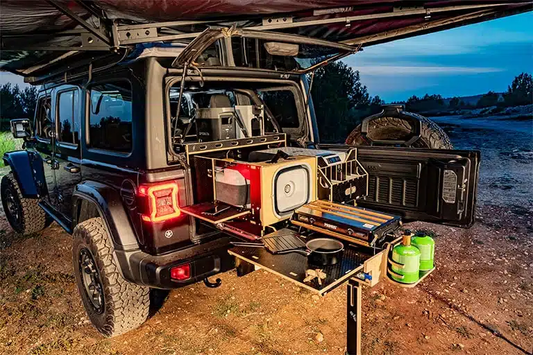 Aménagement 4x4 bivouac avec cuisine extérieure et équipement complet Hive