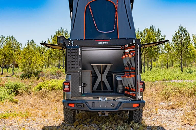 Cellule arrière 4x4 avec rangements modulaires et cuisine intégrée pour bivouac