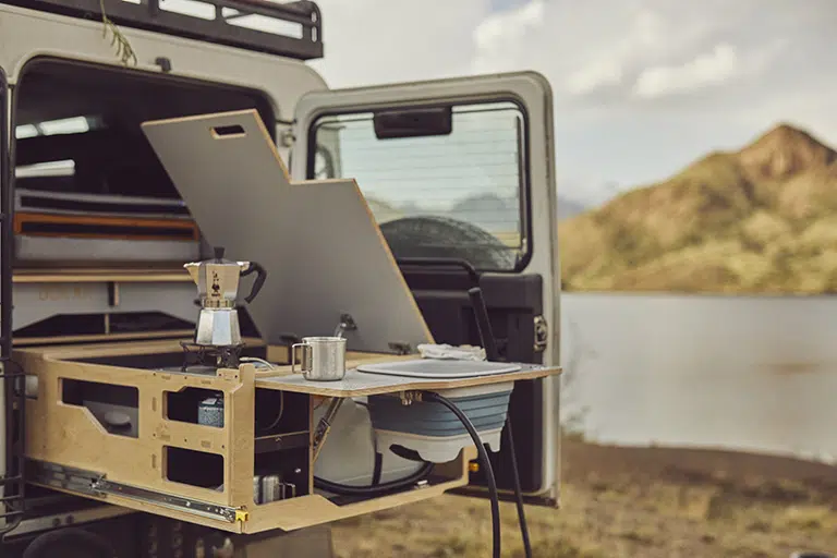 Module cuisine bois compact pour aménagement 4x4 avec évier et rangements