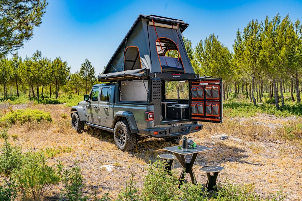 Aménagement 4x4 Jeep Gladiator avec tente de toit et cellule équipée pour overlanding – Provence Overland Festival