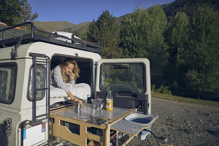 Vie en bivouac avec cuisine arrière 4x4 et aménagement overland