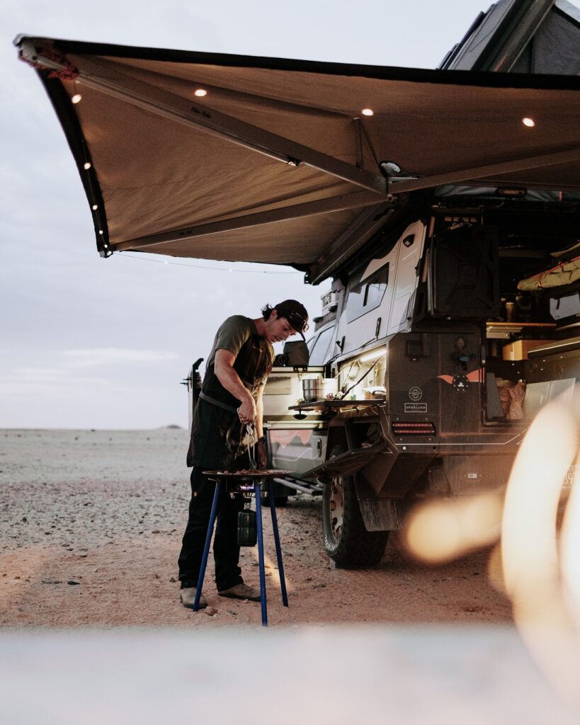 auvent Alu-Cab déployé avec cuisine extérieure sur 4x4 en bivouac overland