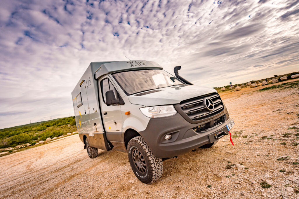 Mercedes Sprinter 4x4 équipé d’une cellule Azalaï pour les voyages d’expédition et l’overlanding présenté au Provence Overland Festival