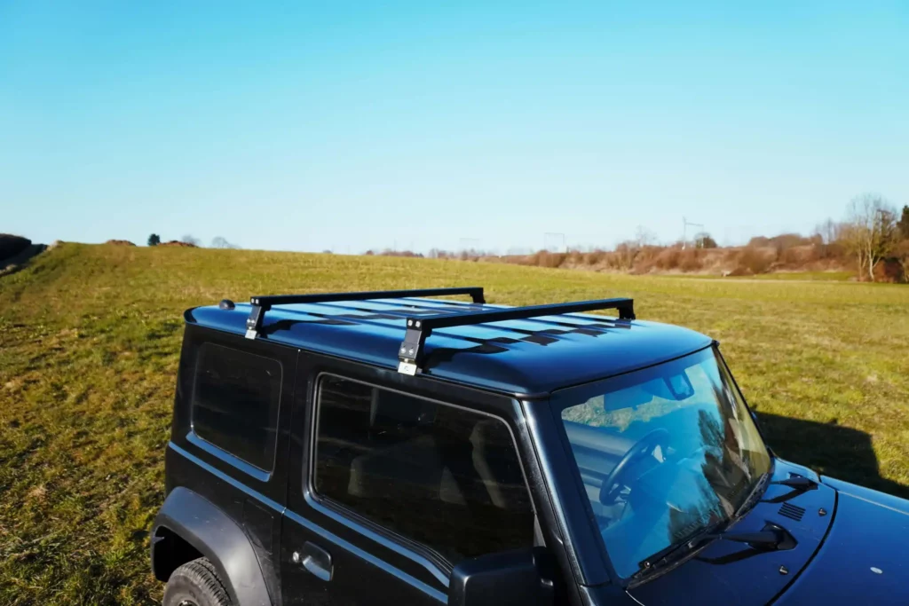 Barres de toit Rackupgear installées sur un Suzuki Jimny pour voyage overlanding