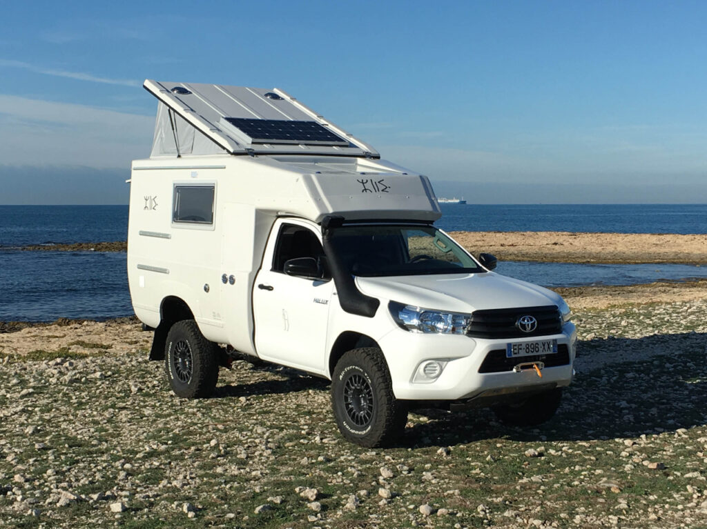 Toyota Hilux équipé d’une cellule Azalaï pour les voyages d’expédition et l’overlanding présenté au Provence Overland Festival