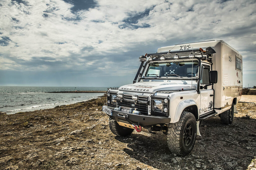 Land Rover Defender équipé d’une cellule Azalaï pour les voyages d’expédition et l’overlanding présenté au Provence Overland Festival