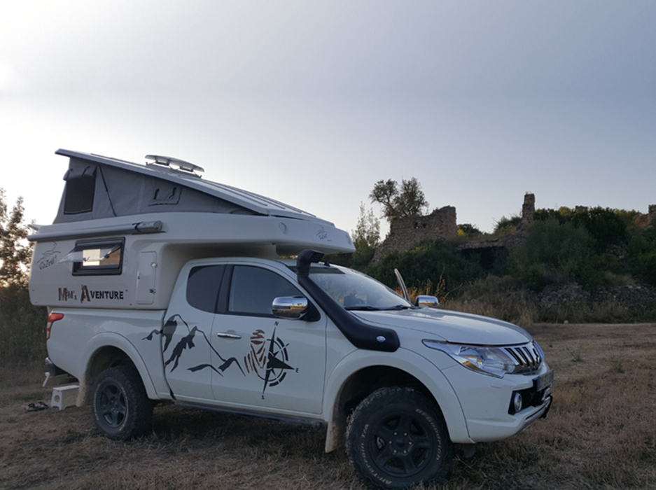 Cellule Gazell installée sur Mitsubishi L200 pour voyage 4x4 et expédition