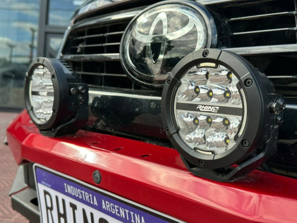 Feux LED Rhino 4x4 pour éclairage offroad sur véhicule tout terrain Toyota