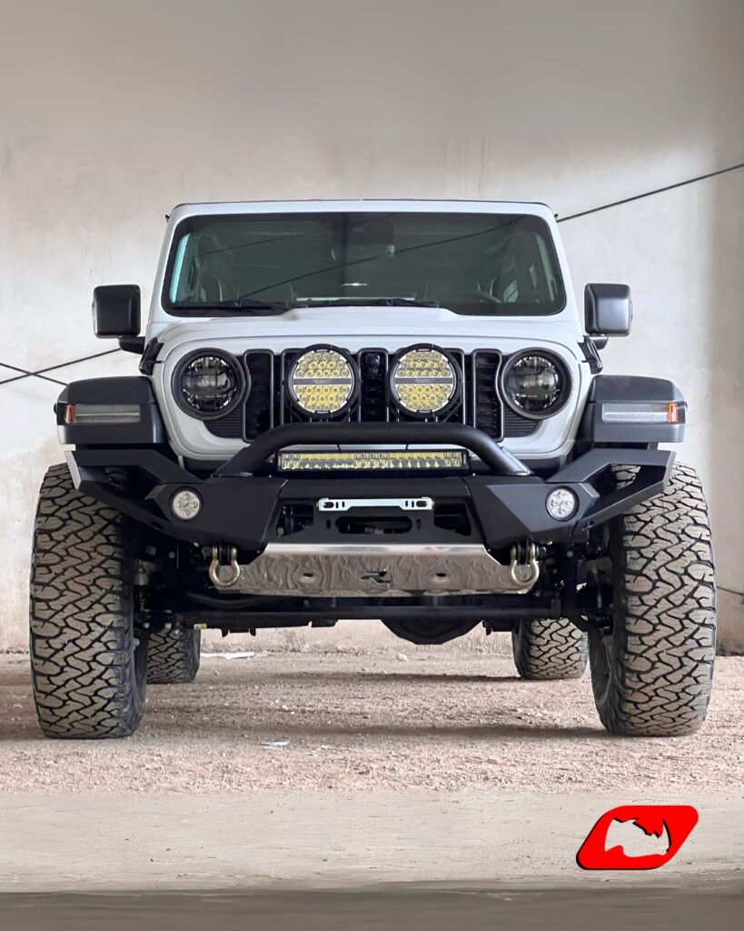 Pare choc sur Jeep avec éclairage additionnel équipement offroad Provence Overland Festival