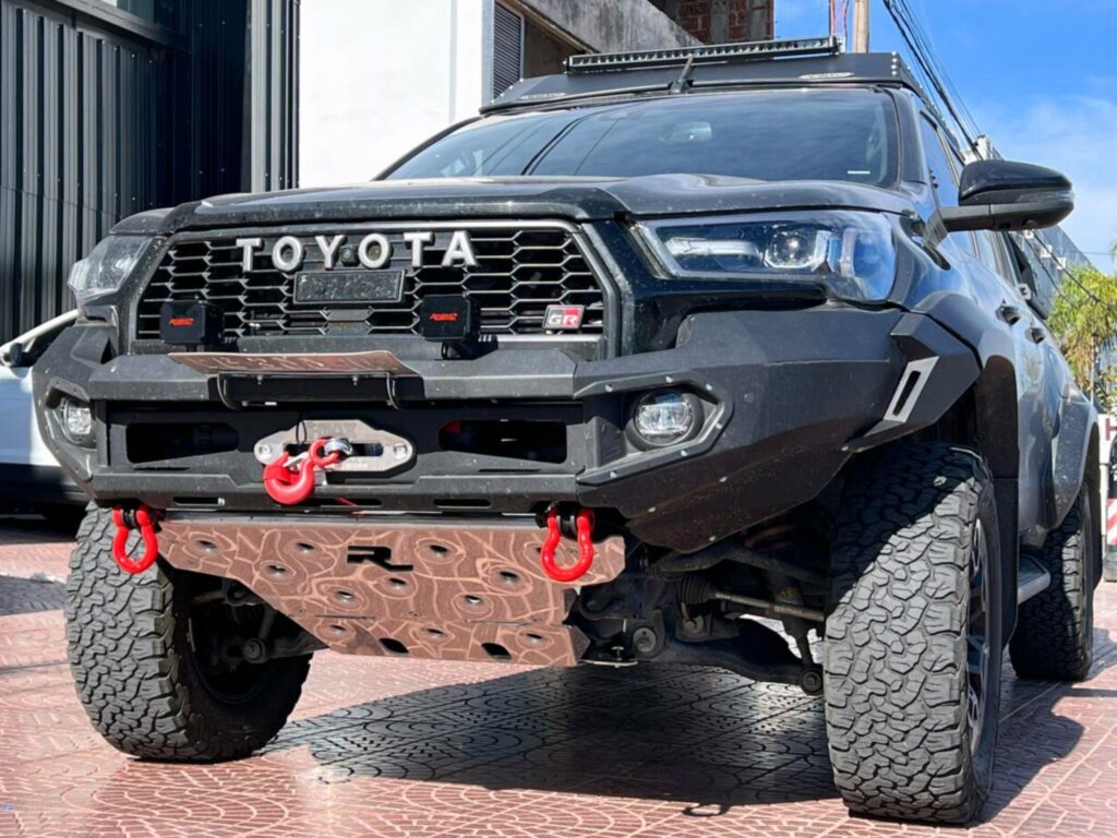 Toyota Hilux équipé Rhino 4x4 avec pare choc acier et treuil préparation offroad Provence Overland Festival