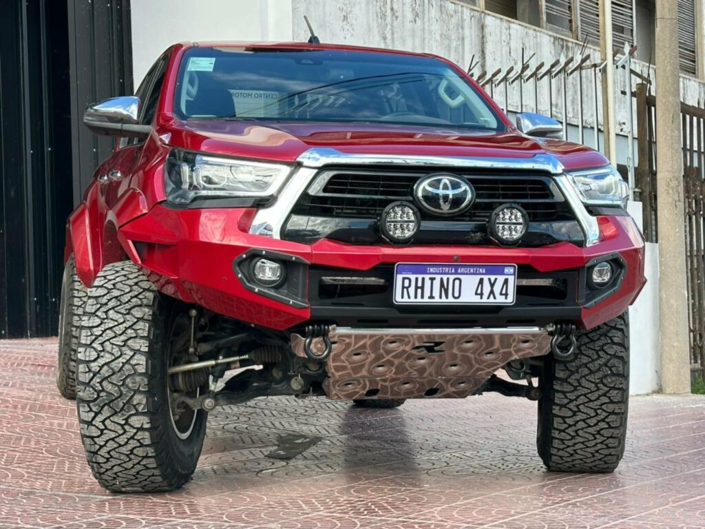Toyota Hilux préparé Rhino 4x4 avec pare choc protections et accessoires offroad overlanding