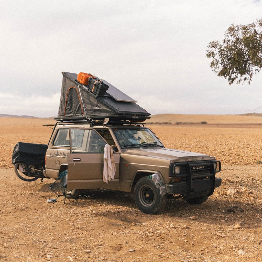 tente de toit Alu-Cab installée sur 4x4 en environnement désertique