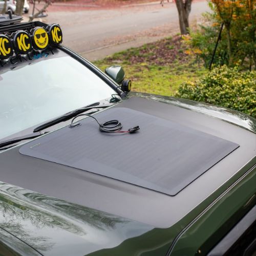 Panneau solaire souple installé sur le capot d’un 4x4 pour l’autonomie en voyage au Provence Overland Festival