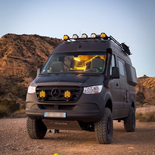 Mercedes van 4x4 d’expédition avec solution d’autonomie et panneau solaire flexible présenté au POF