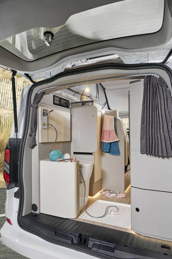 Intérieur confortable d’un van aménagé Provence Van avec douche et espace sanitaire