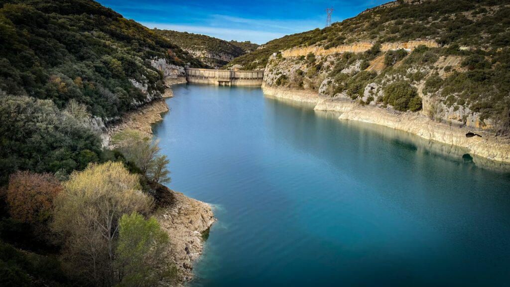 Paysage de lac en Provence à découvrir en van aménagé avec Provence Van depuis Aix-en-Provence ou Marseille