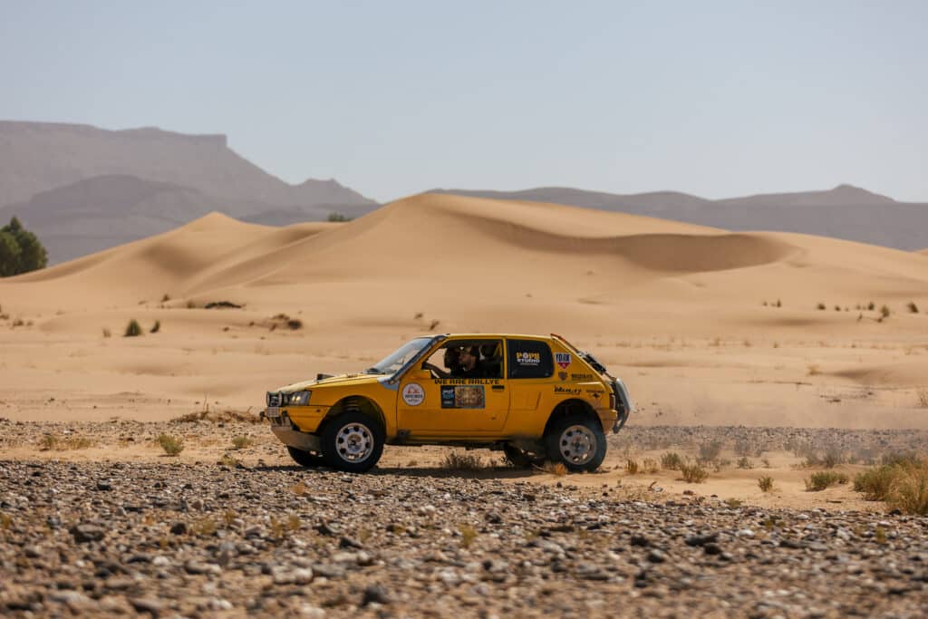Peugeot 205 préparée rallye-raid Mecatrote traversant les dunes du désert – Provence Overland Festival 2026